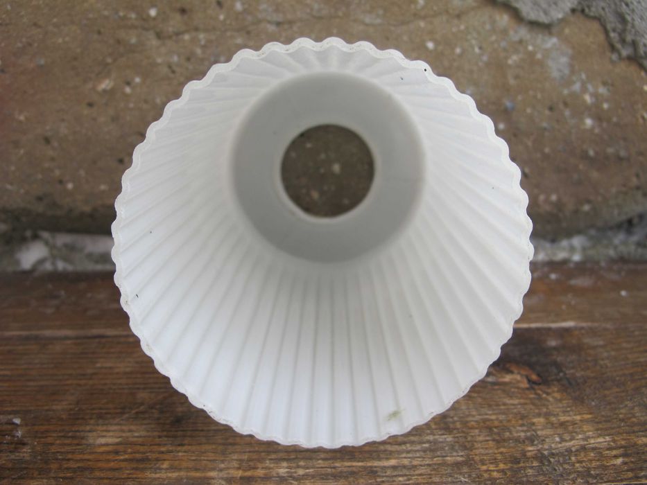 PRL - Stary ryflowany klosz_BIAŁY MAT_żyrandol_zwis_ E 27_100 x 45 mm