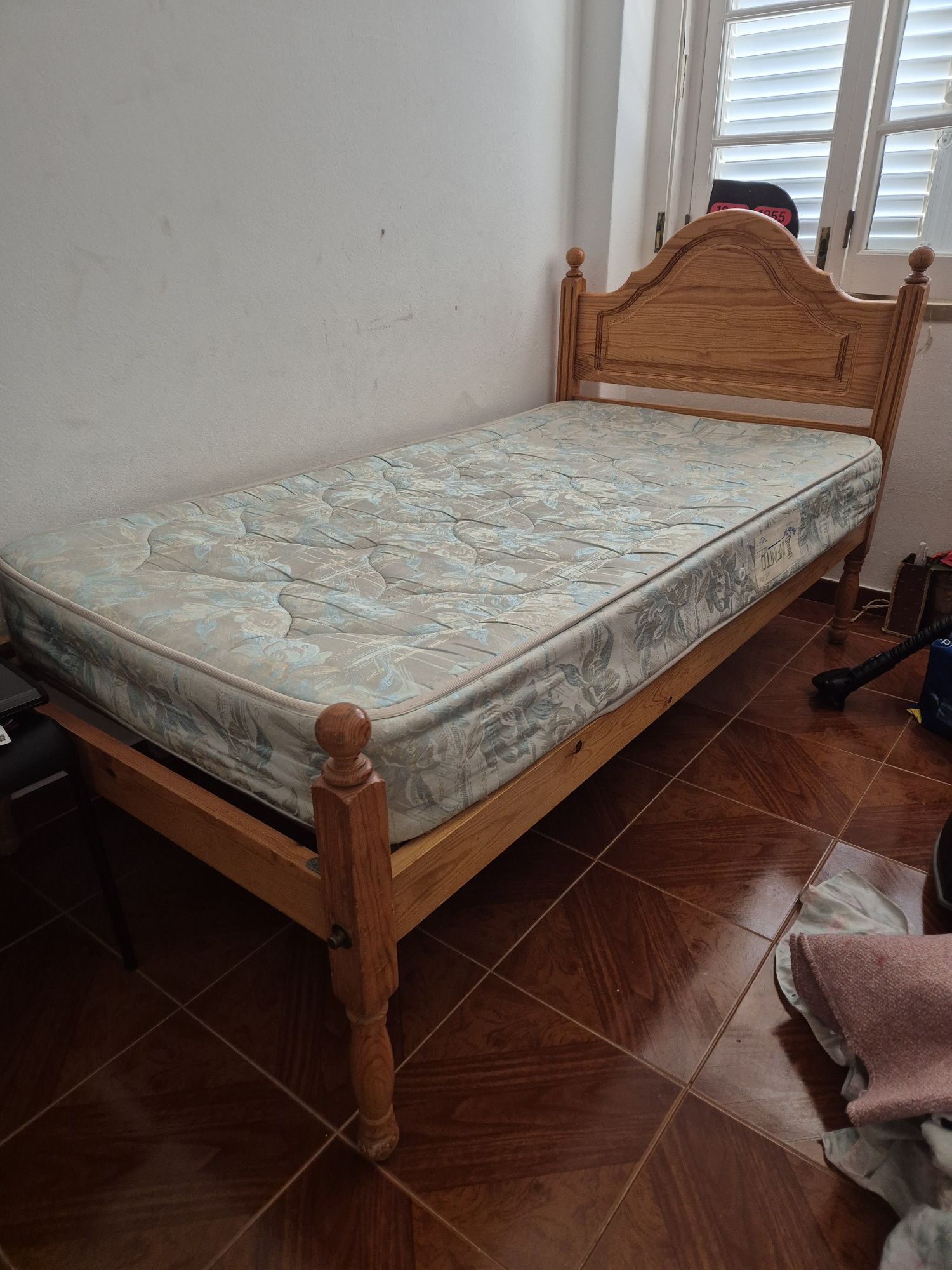 Cama Solteiro + Mesa Cabeceira