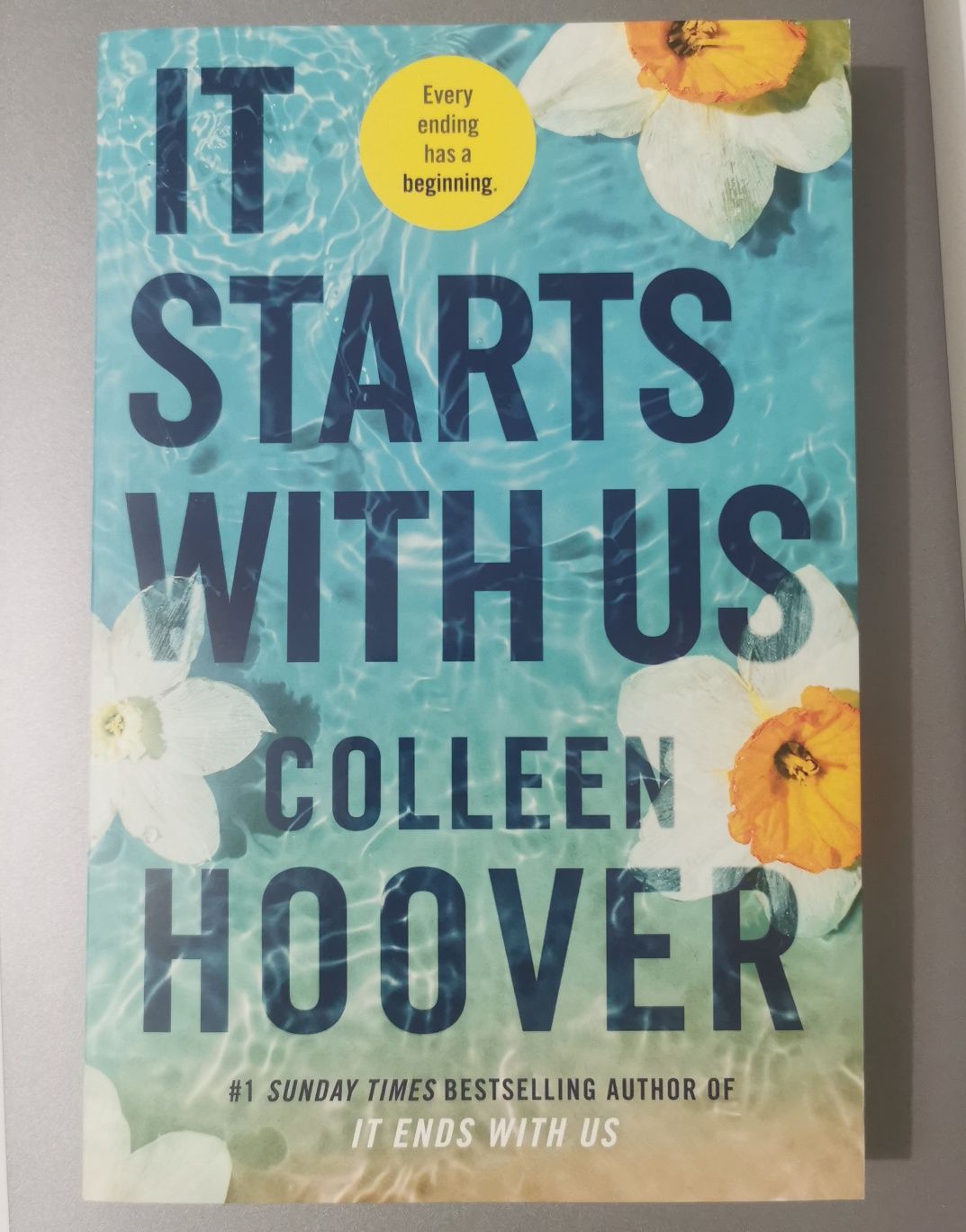 Książka Colleen Hoover "It Starts With Us"