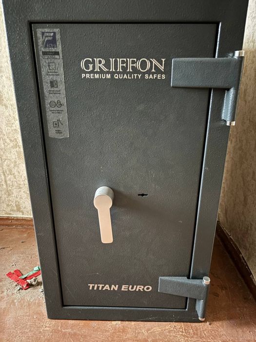 Сейф вогнезламостійкий Griffon CLE II.90.K