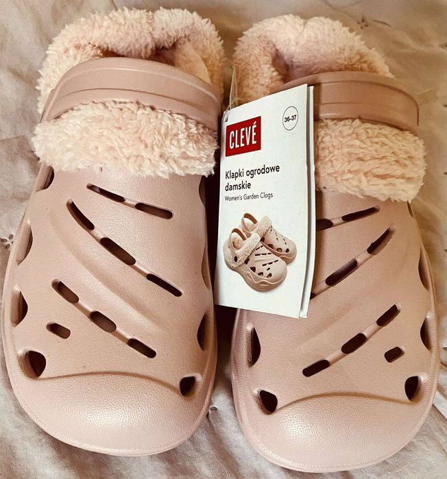 Różowe klapki typu crocs z futerkiem