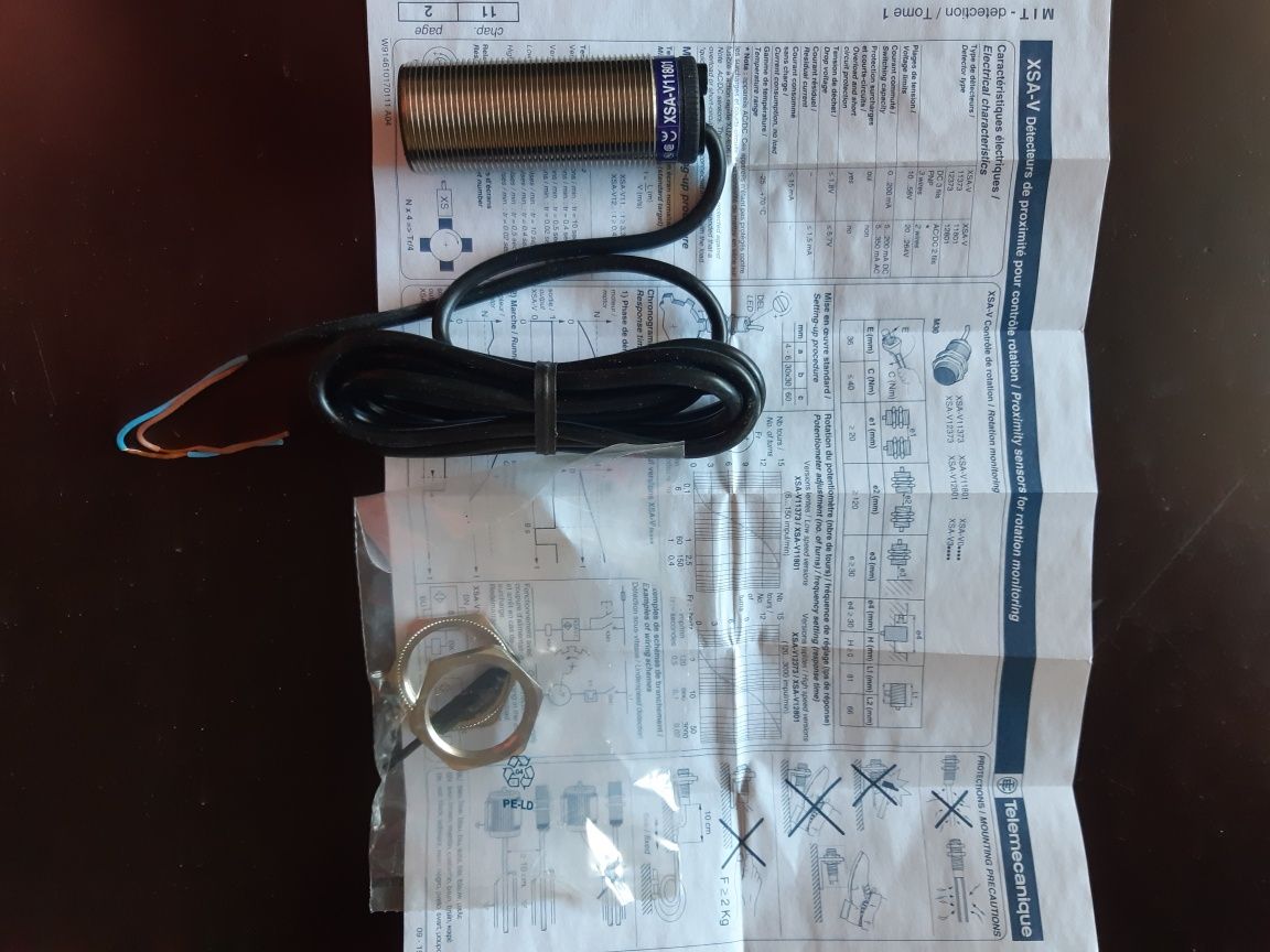 Индуктивный датчик XSA V11801 052803 France Telemecanigue