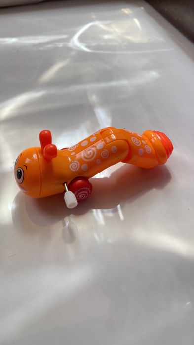 Детская игрушка фигурка на колесиках жабка гусеница кузнечик кит акула