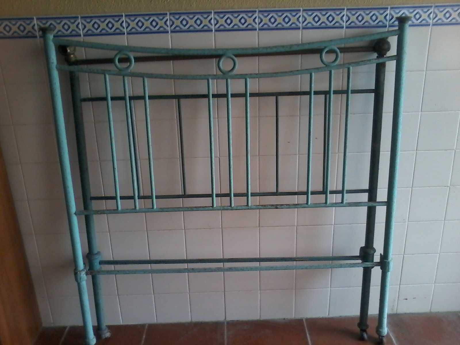 Cama de ferro antiga