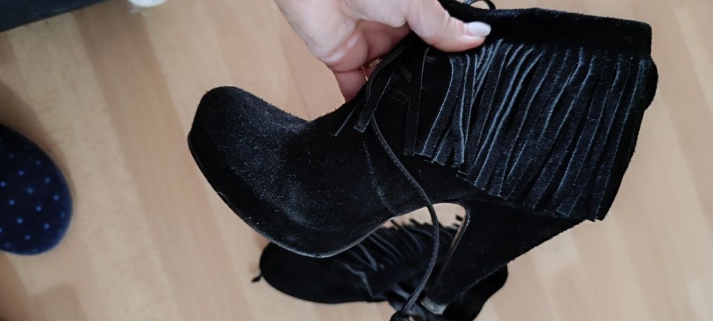 Botins pretos de camurça usados, número 36. Calçado brasileiro. Marca