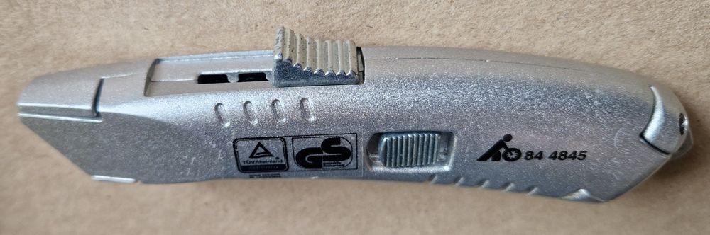 nóż metalowy automatyczny z chowanym ostrzem - Tajima