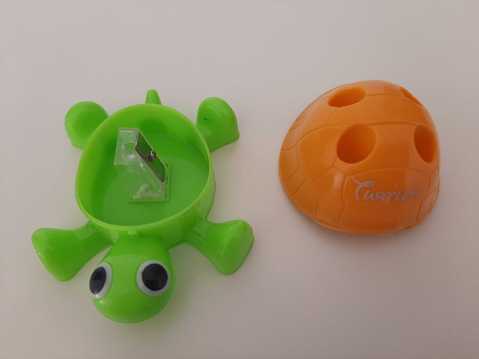 Temperówka żółwik, pomarańczowo-zielona.