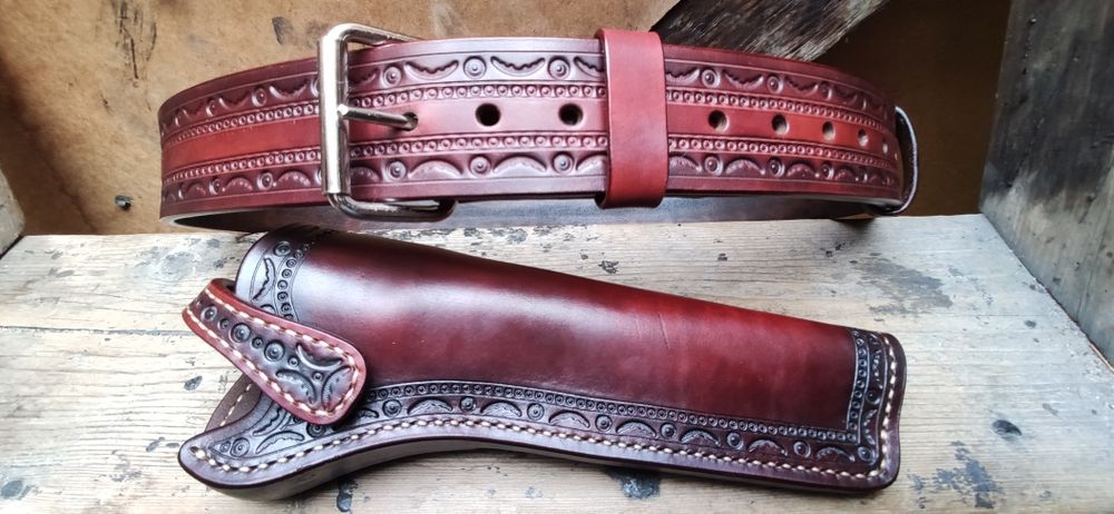 Kabura i pas do rewolweru.