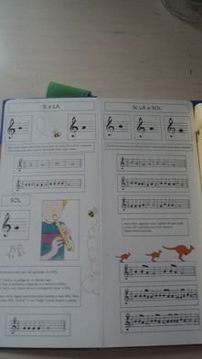 Flauta e livro para aprender a tocar flauta