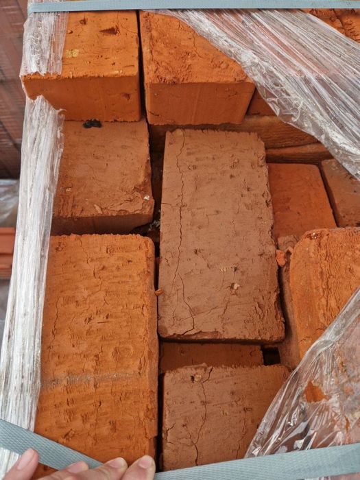 Цегла цервона та шамотна