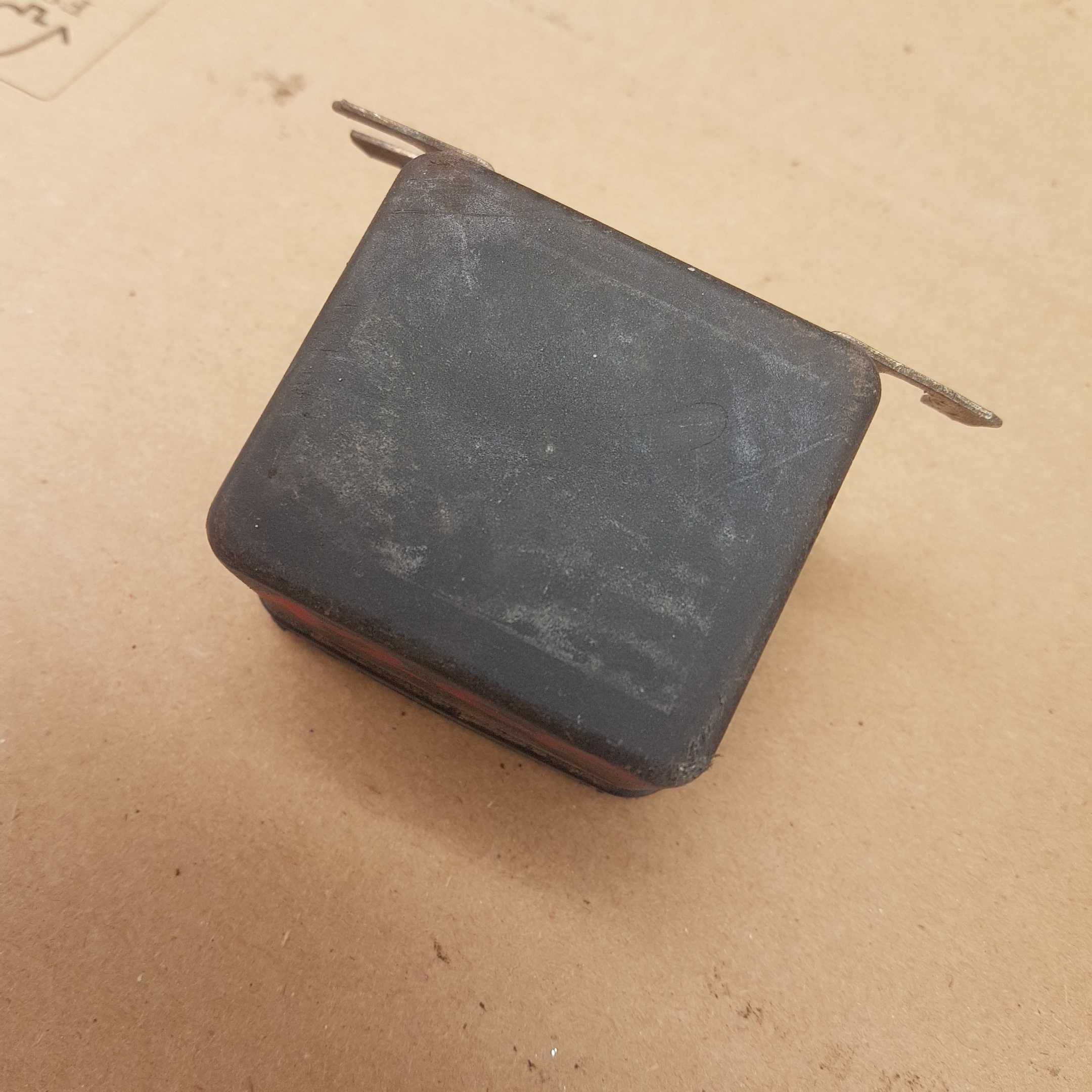 przekażnik PRZERYWACZ kierunkowskazów  FIAT 126P PSA-116 12V