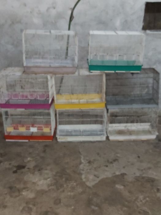 Gaiolas com marcas de uso