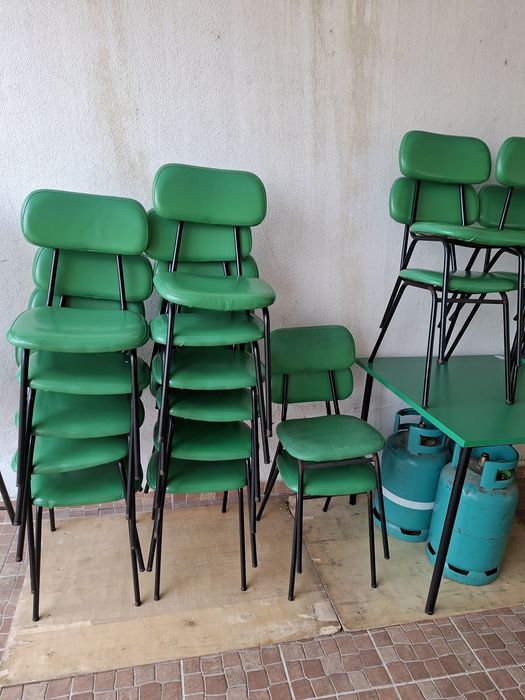 Várias mesas e cadeiras