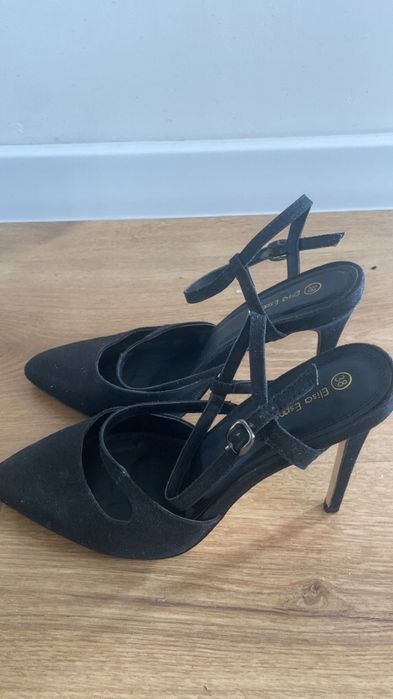 Czarne szpilki z gołą piętą, sandaly