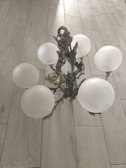 Mosiężny żyrandol