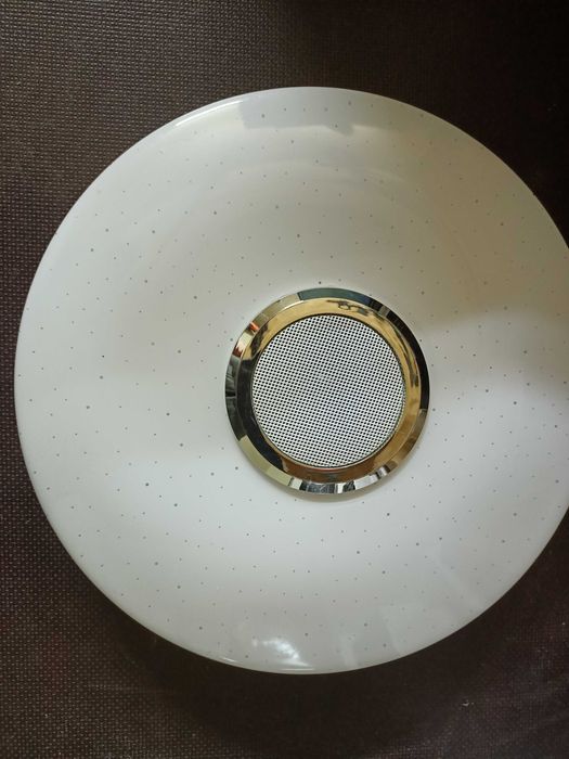Lampa sufitowa LED z głośnikiem