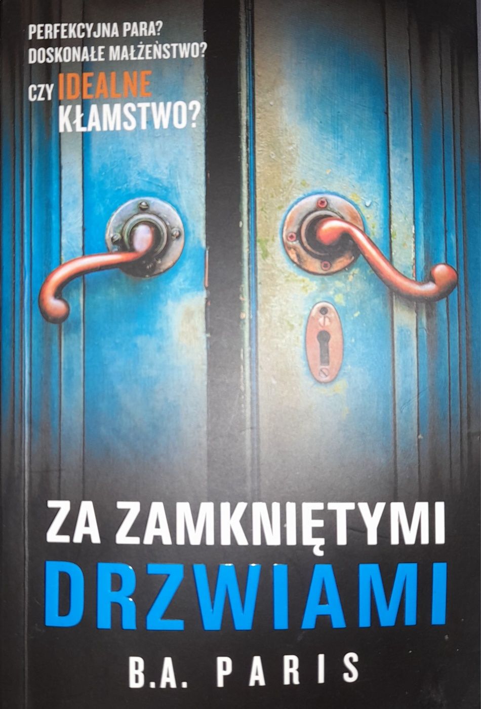 Za zamkniętymi drzwiami.