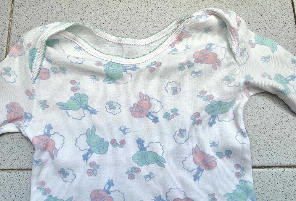 Body branco com desenhos de coelhos puro algodão, 18 meses