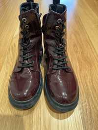 Botas bordo brilhantes