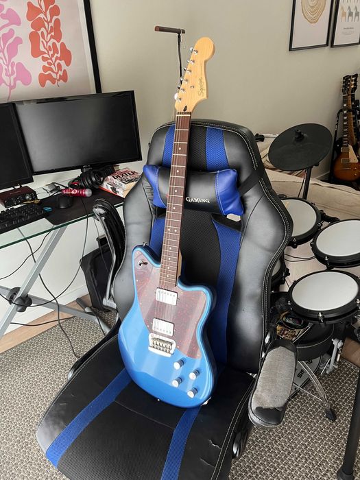 Guitarra Squier Paranormal Toronado em Lake Placid Blue