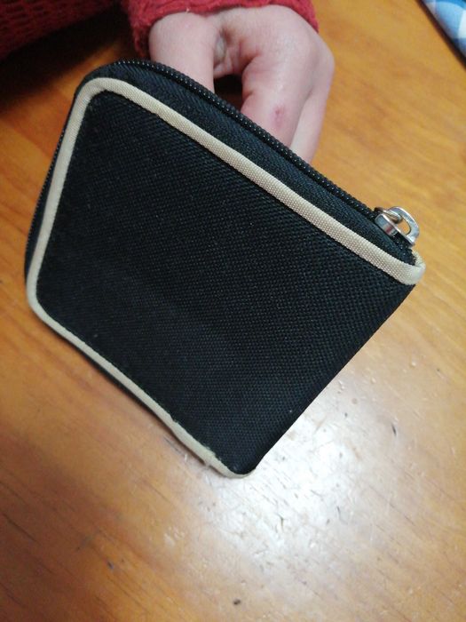 Carteira bolso preto e vermelho.
