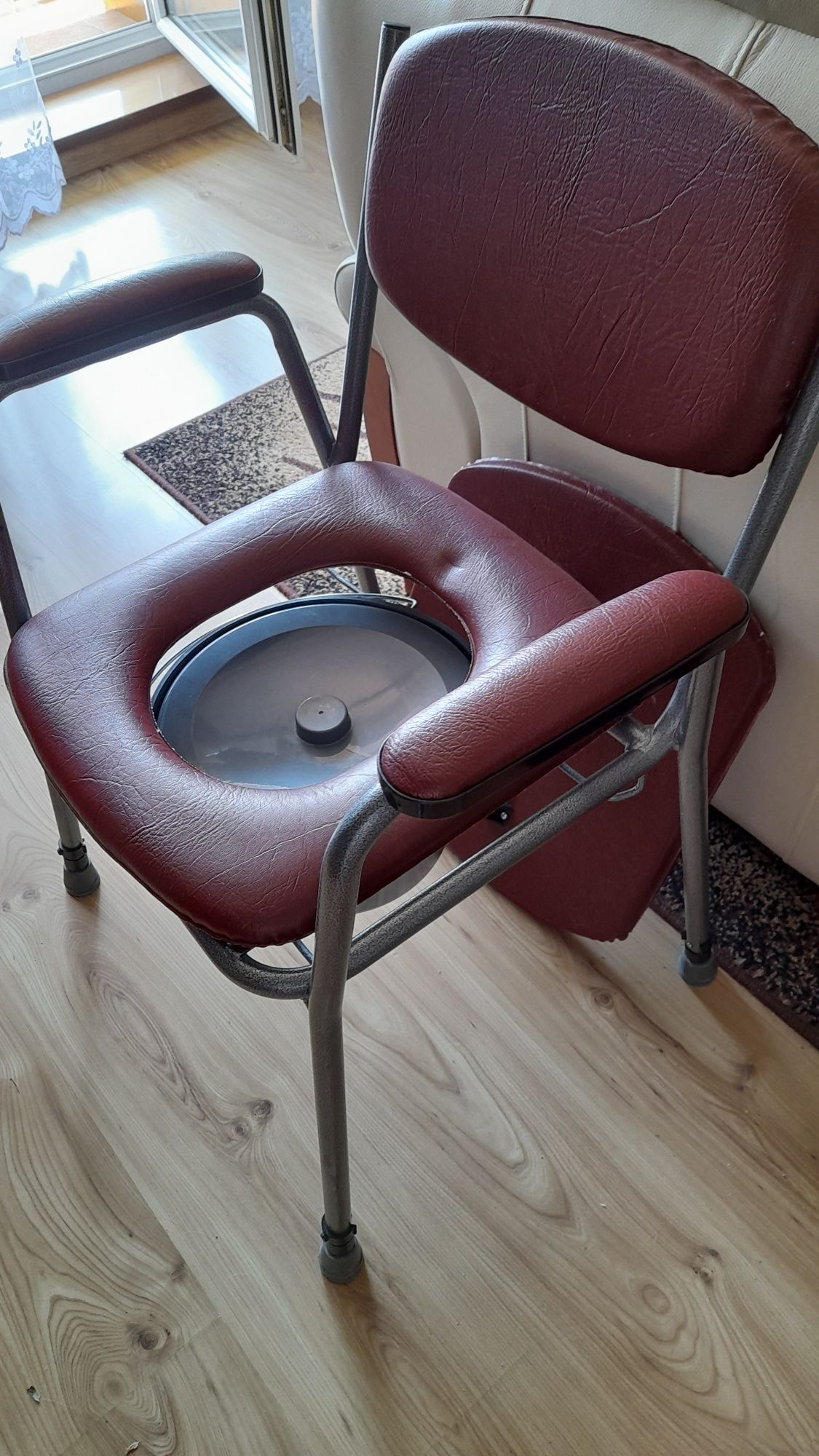 Krzesło toaletowe toaleta w bardzo dobrym stanie