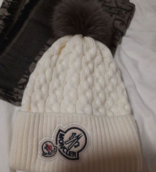 Śmietankowy cudna czapka Moncler
