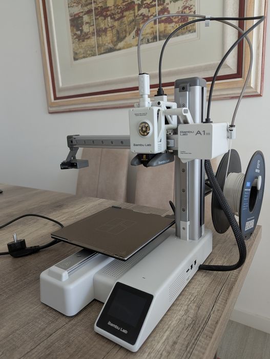 Impressora 3D Bambu Lab A1 Mini – Excelente Estado, Pouco Uso