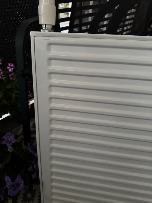 Grzejnik 600x500 mm z głowicą i szelkami.