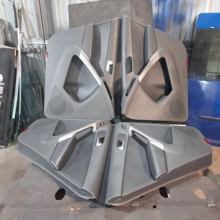 Tapicerka drzwi VW Tiguan skóra boczek komplet czarne