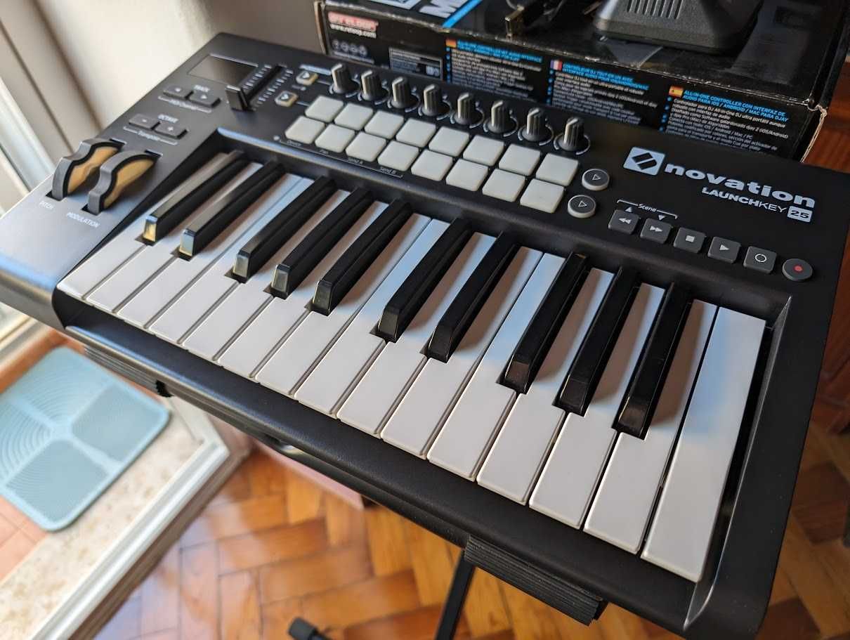 Teclado Novation Launchkey 25 mk2 (com defeito, ler descrição)