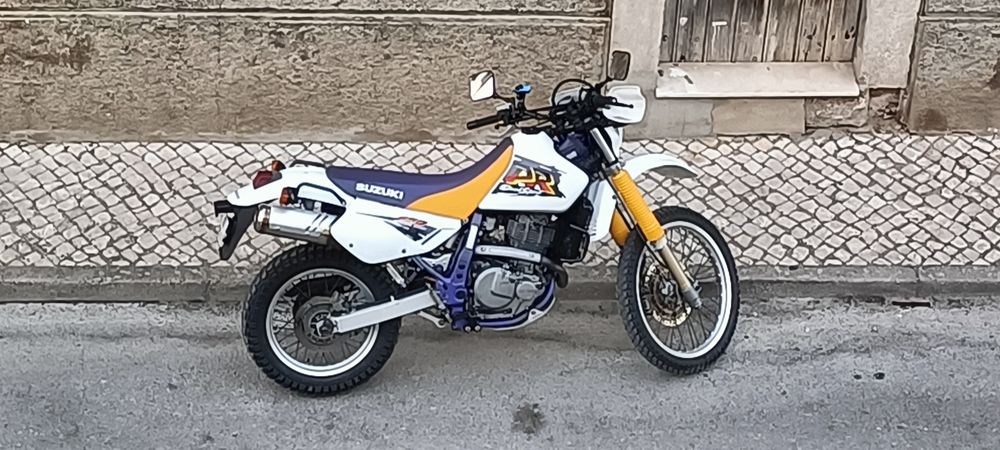 DR 6Suzuki Dr 650 se 
Ano 1997
Km 32650 reais 
Revisão feita,válvulas