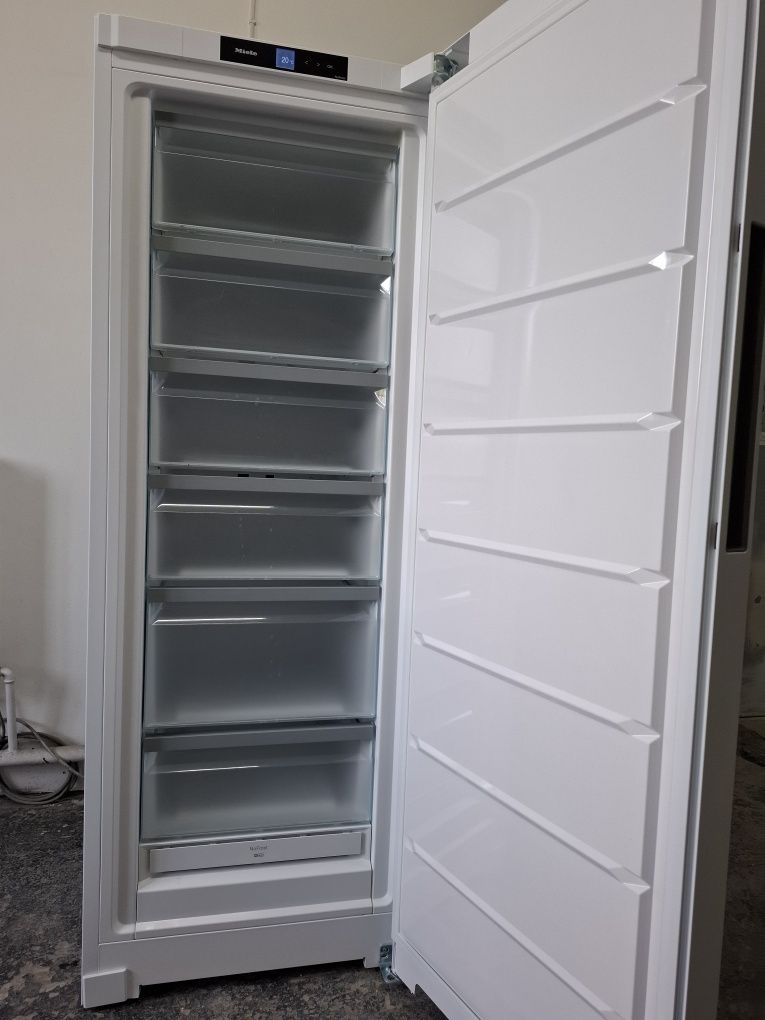 Морозильна камера Miele FN 4342 E ws 240 л