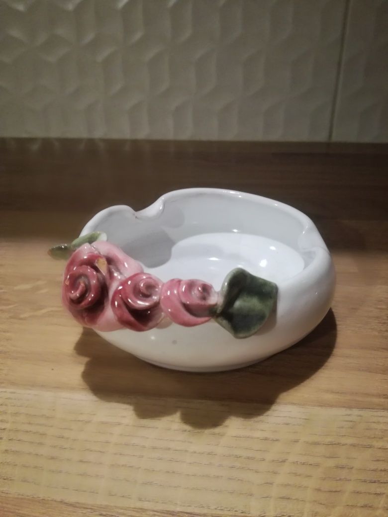 popielniczka ceramiczna z różami