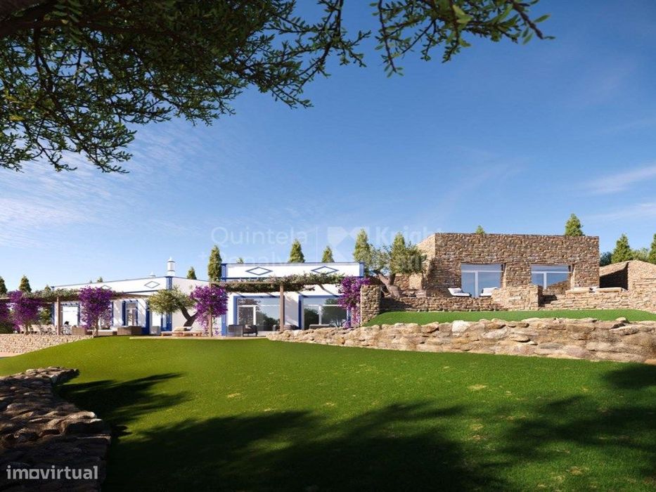 Moradia em ruína próxima ao campo de golfe no Algarve