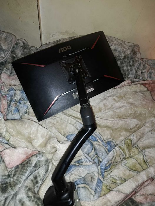 Monitor AOC 144 Hz com braço mecânico de suporte já incluído