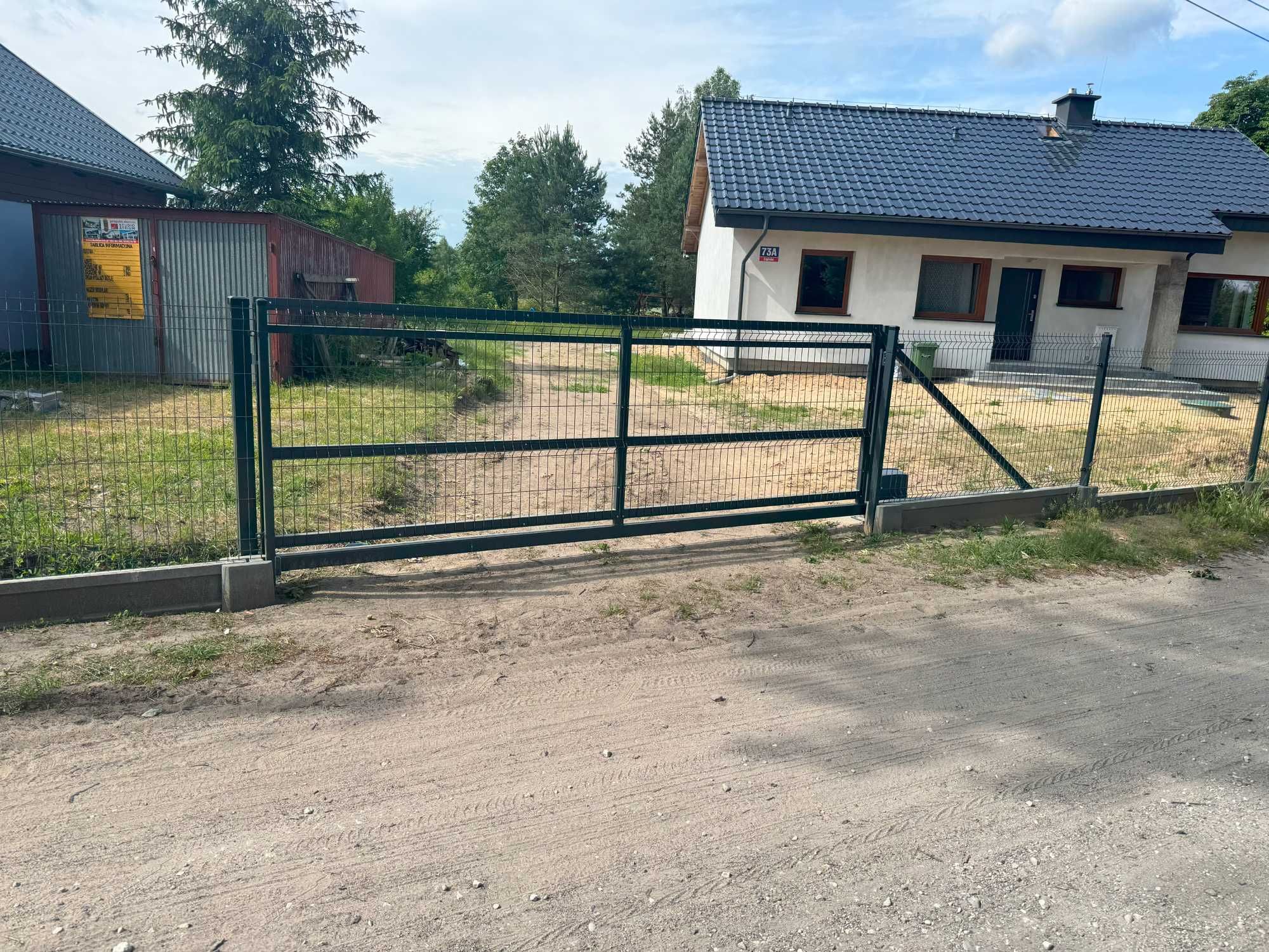 Brama przesuwna palisadowa panelowa z napędem bramy stalowe wycena