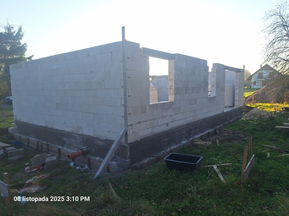 Nowy dom w stanie surowym otwartym