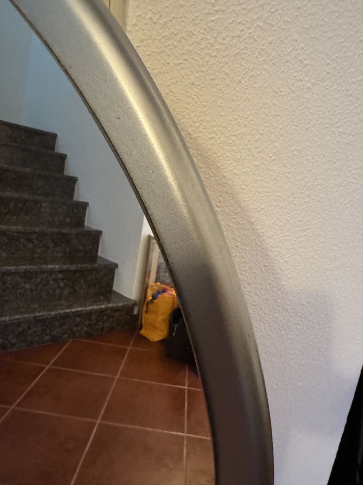 Espelho com rebordo em madeira