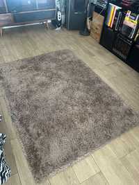 2 Carpetes grandes em tons castanho