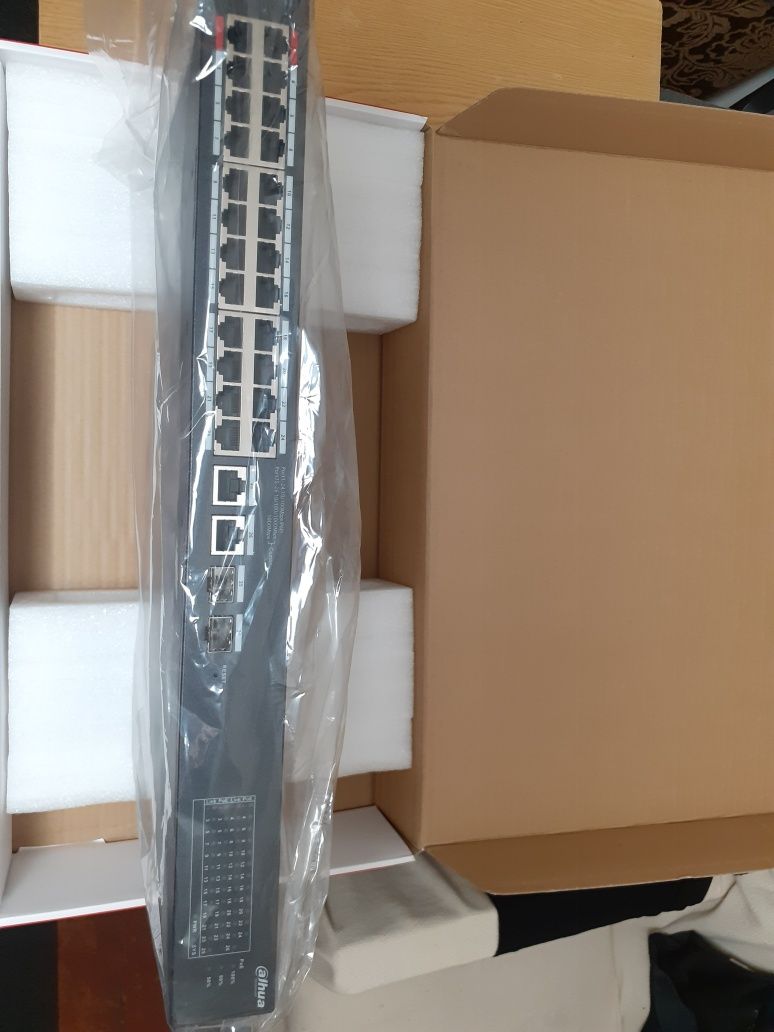 PoE комутатор Dahua DH-CS4226-24ET-240