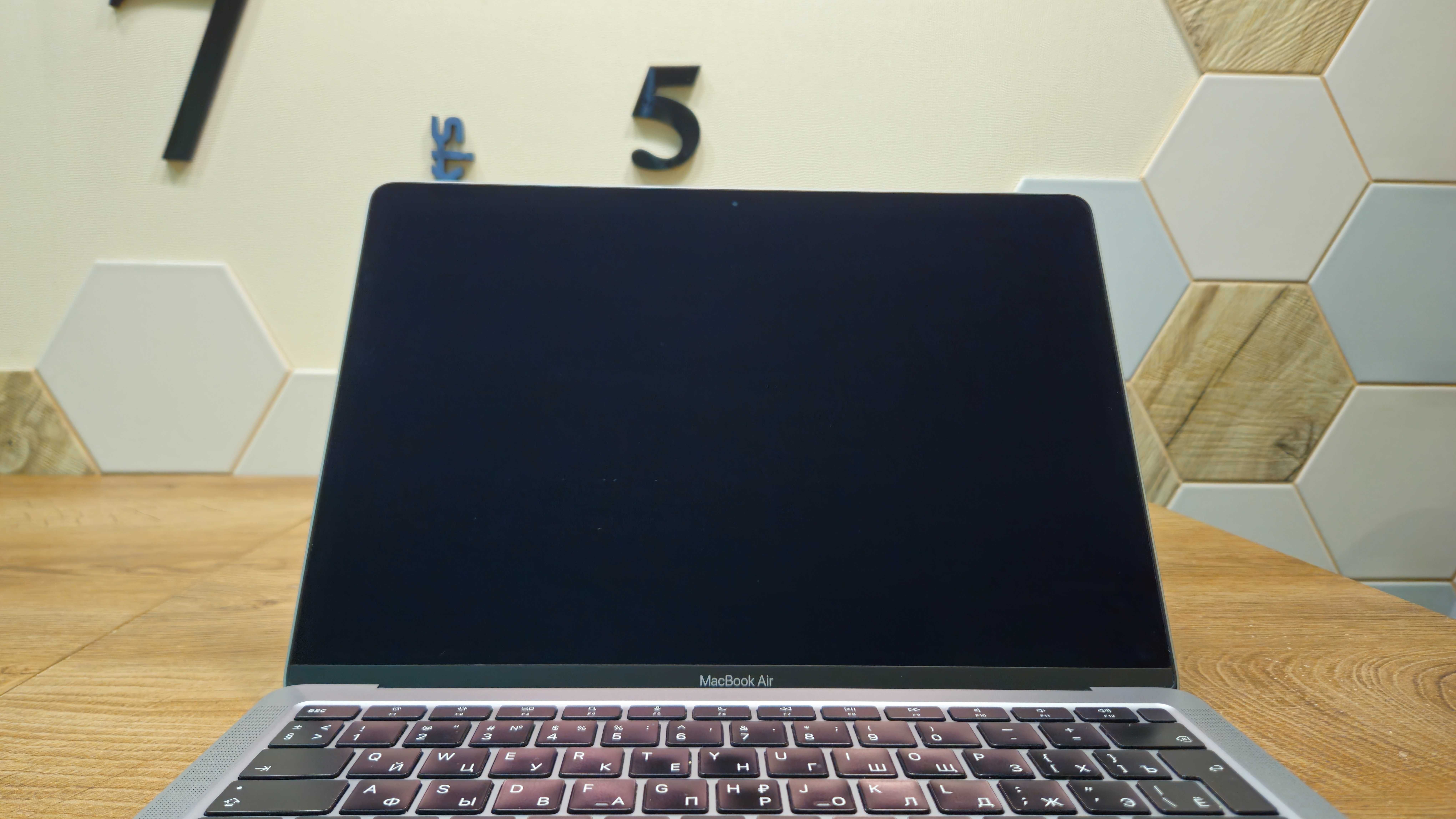 MacBook Air M1 2020 року 16 ГБ/256 ГБ SSD