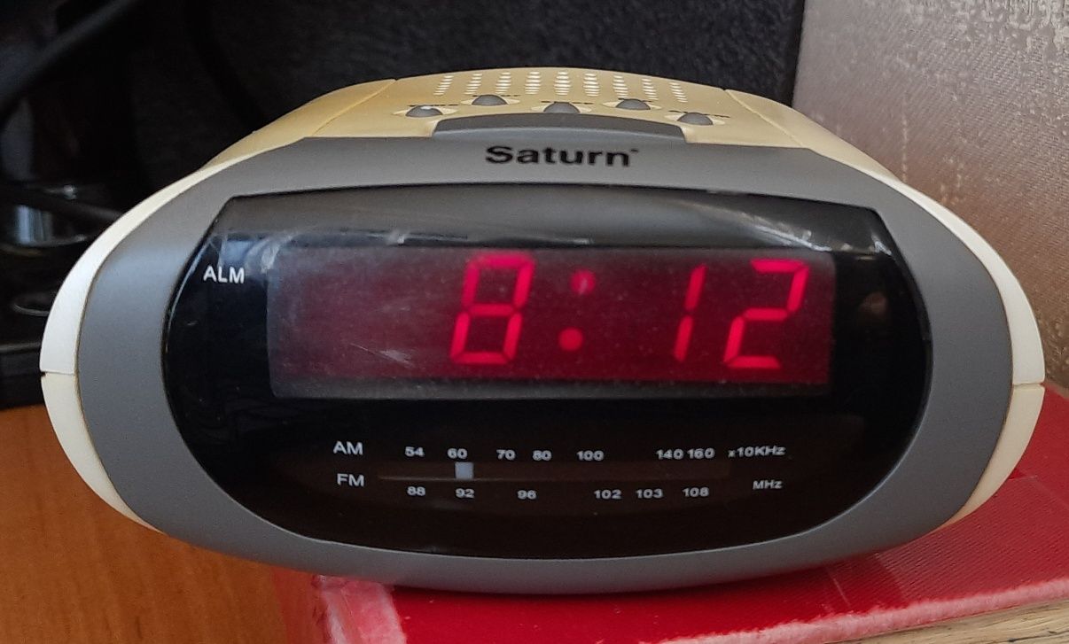 Часи електронні Saturn ST 1360 з радіоприймачем та будільником