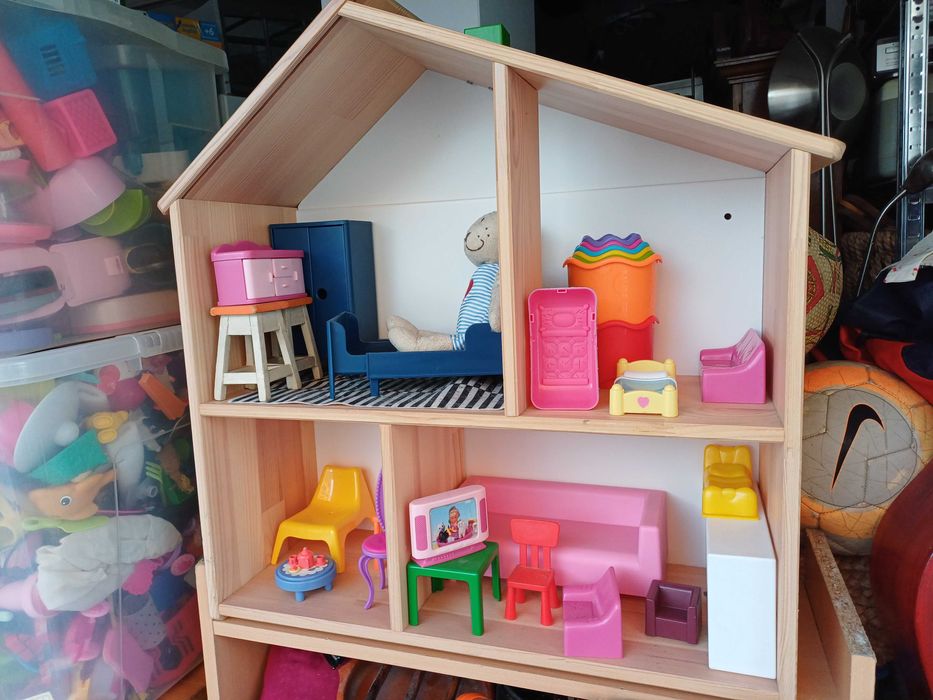 Casa para bonecas em madeira com acessórios