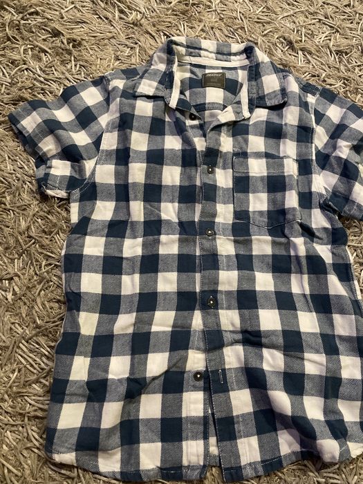 Camisa azul e branca