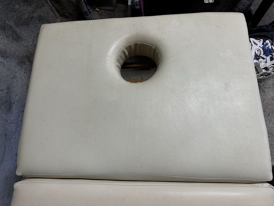 Matquesa de massagem em pele e suporte em madeira!