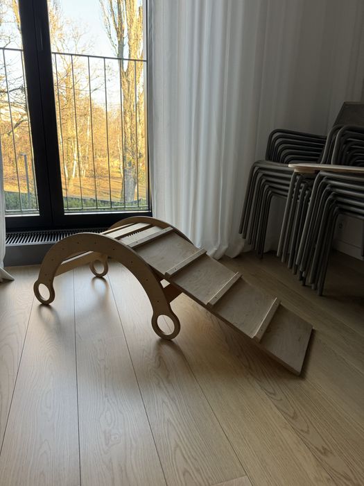 Drewniany bujak, stolik i zjezdzalnia Montessori dla dziecka