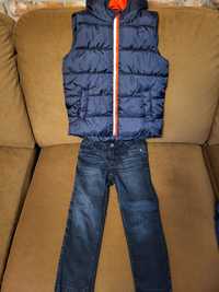 Bezrękawnik i spodnie jeansowe dla chłopca w rozmiarze 104