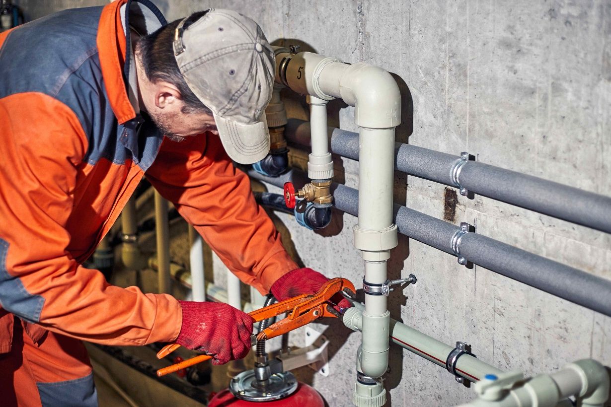 Usługi Hydraulik udrażnianie rur montaż c o 7/24 H