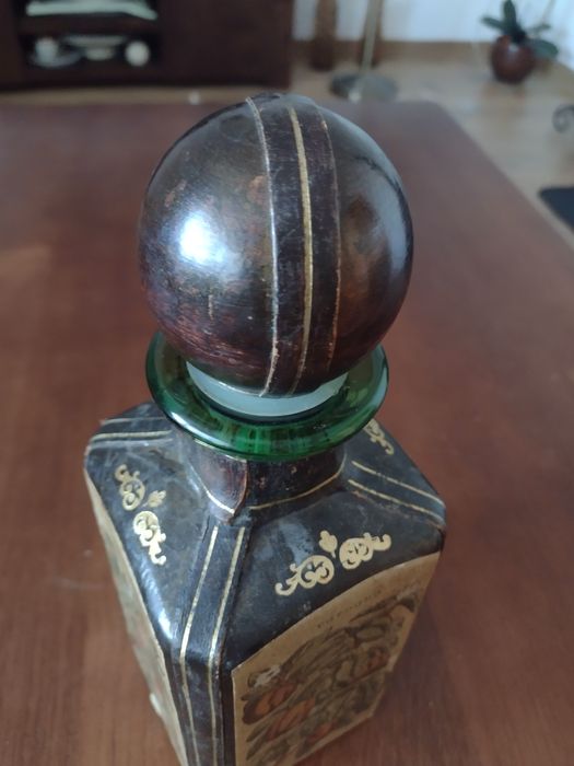 Stara włoska karafka okuta skorą